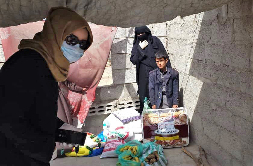 Faten, co-founder of Solidarios Sin Fronteras, brings a month's worth of food vulnerable families this week in Sana'a.